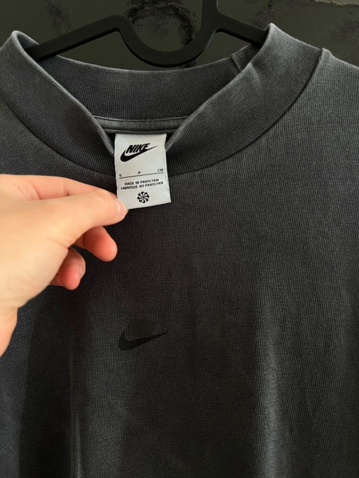 Nike longsleeve in dunkel grau in Berlin