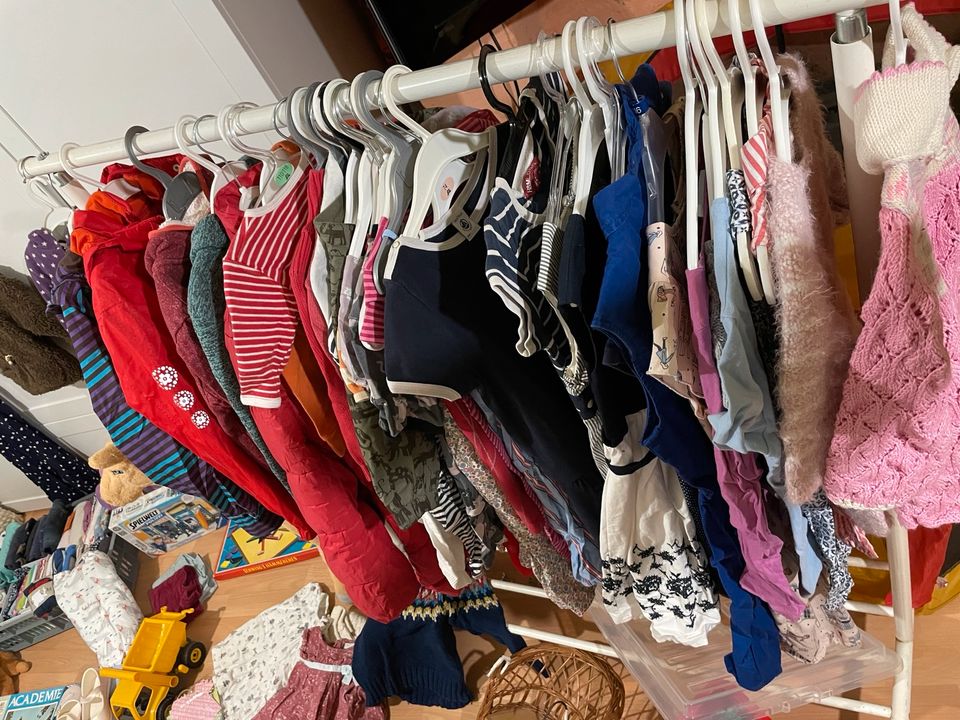 Hausflomarkt Mädchen jungen Baby Kleidung Spielzeug in Berlin