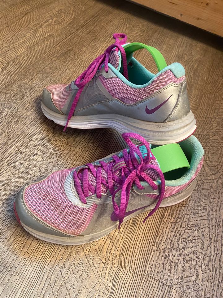 Laufschuhe Nike grau/flieder in Altenmarkt