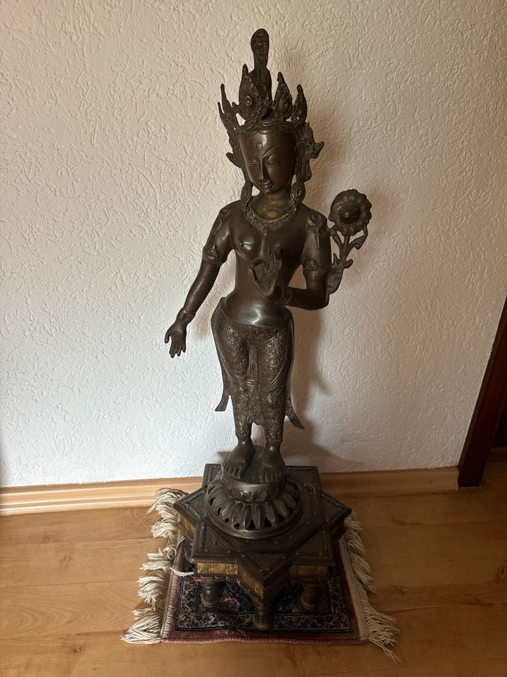 Bronzefigur Buddha in Steinmauern