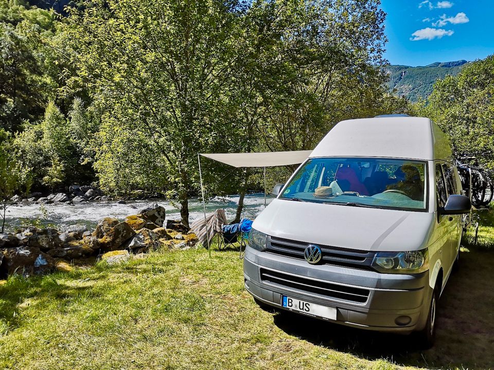 VW Campingbus mieten - Hochdach Camper Campervan Bulli Wohnmobil in Berlin