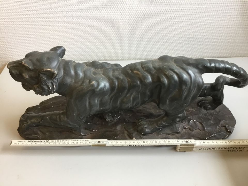 Skulptur, Figur, Tiger, Leopard, Säbelzahntiger, aus Messing in Flintbek