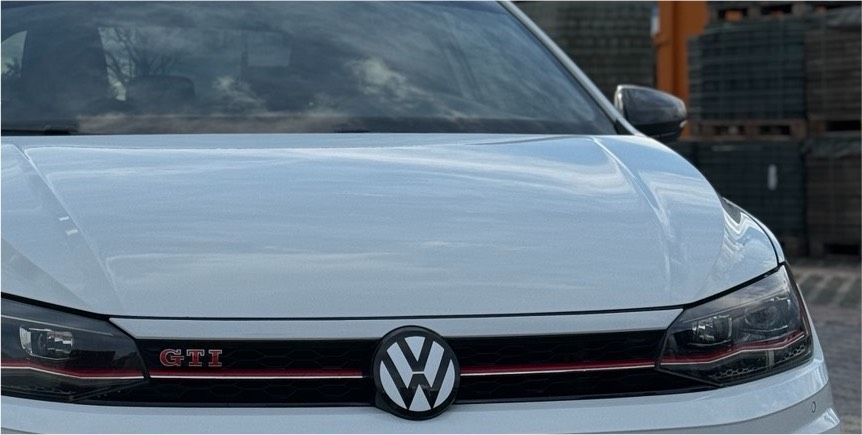 VW Polo AW / GTI, VW Zeichen vorne und hinten, schwarz/weiß ACC in Berlin