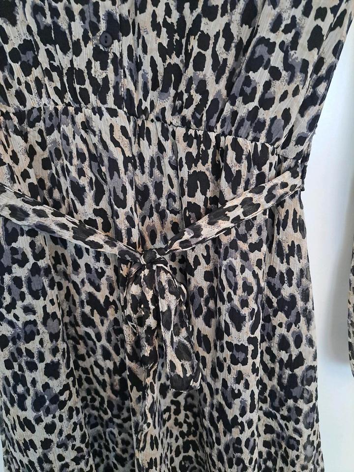 Kleid von Only mit Leomuster. Gr. M.  Schwarz grau beige. in Hennef (Sieg)
