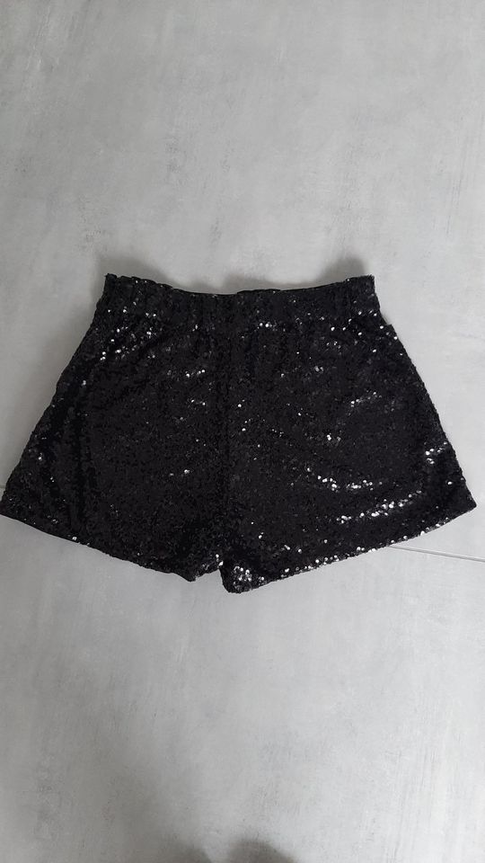 Kurze schwarze Shorts Hose Hotpants mit Pailletten Gr. 36 H & M in Bottrop