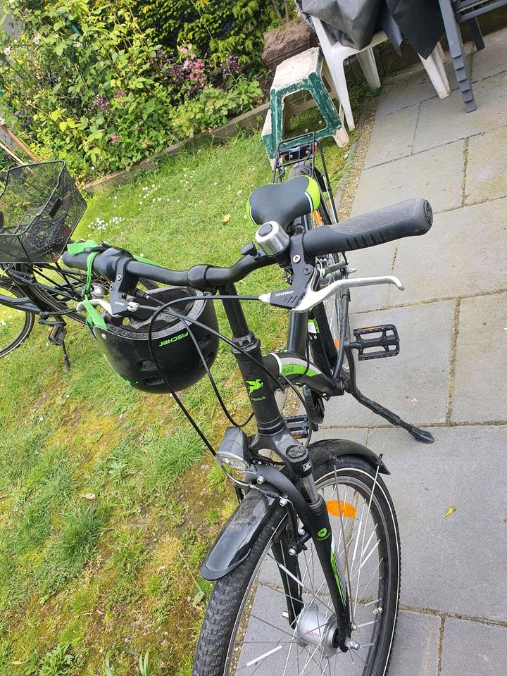 Jungen Fahrrad in Grefrath