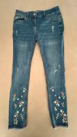 Blaue (Used Look) Jeans mit Blumenmuster Niedersachsen - Bückeburg Vorschau