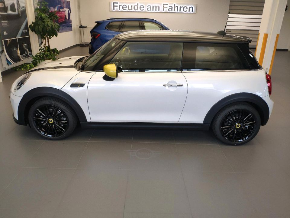 MINI Cooper SE Electric Trim in Gangkofen