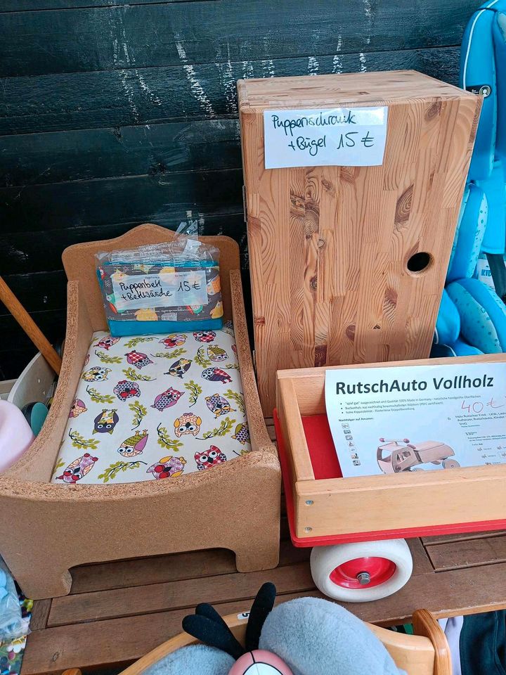 Puppenschrank und Puppenbett sehr stabil in Raisdorf
