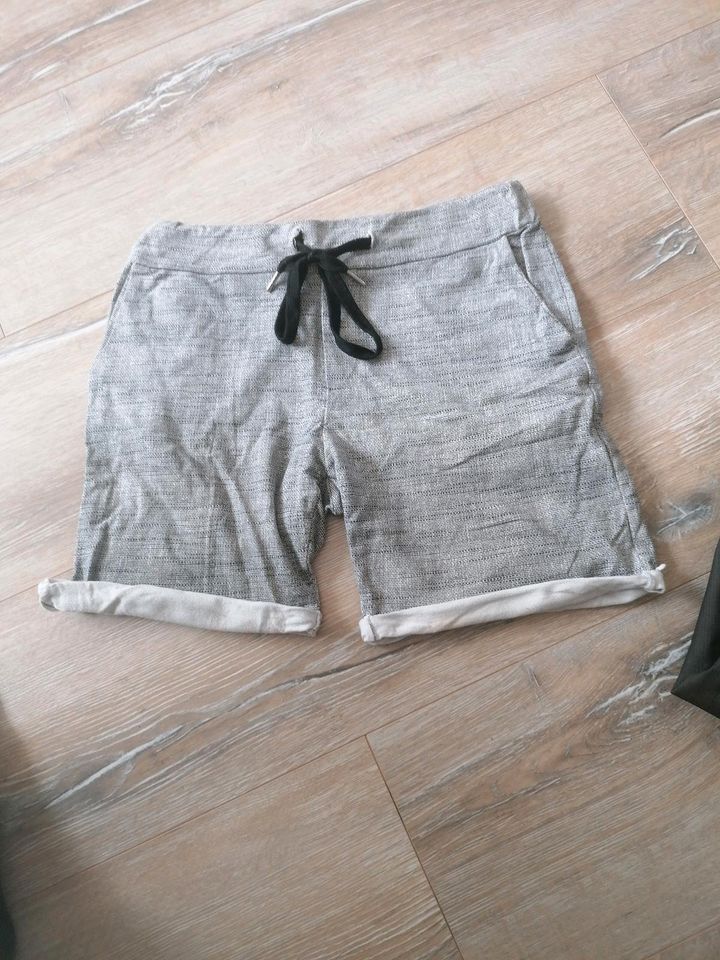 Schöne Jungen Hose kurze shorts schwarz weiß Gr. L 164 170 in Dietmannsried