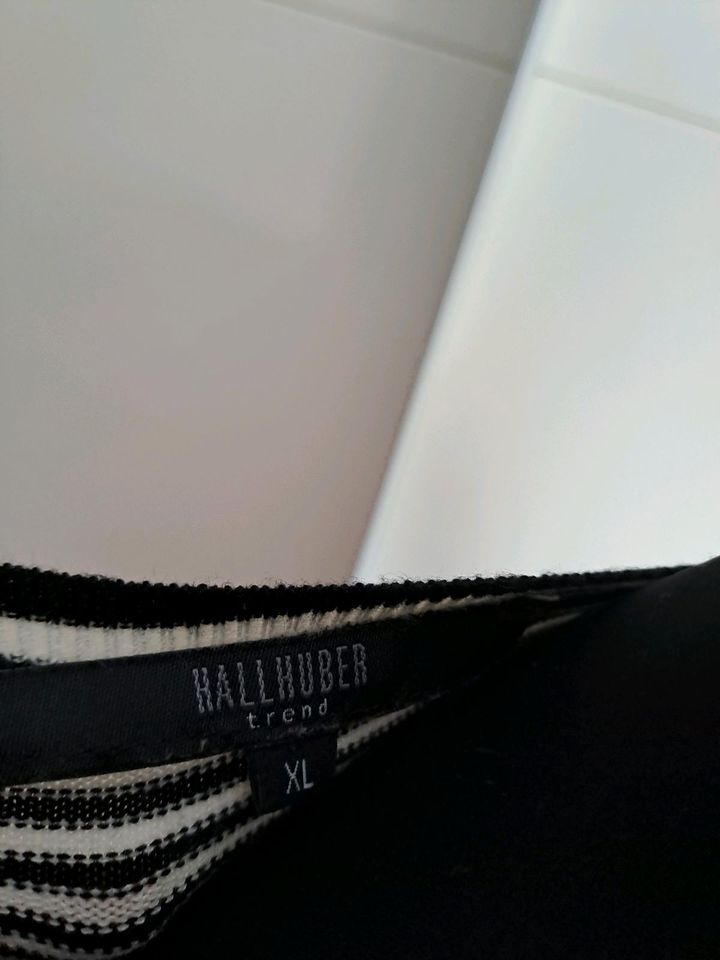 Hallhuber Strickjacke Cardigan gestreift schwarz weiß in Duisburg