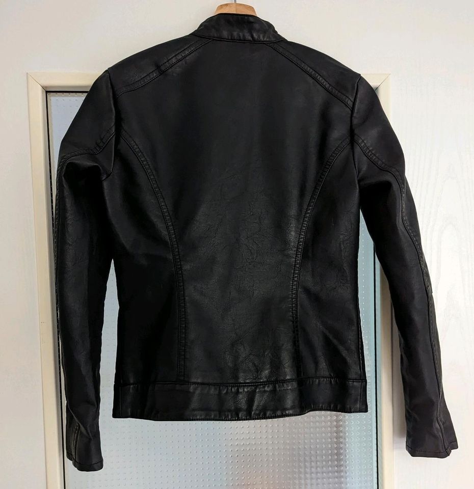 Tolle taillierte schwarze (Kunst) Lederjacke Gr. 34 XS von JdY in Westerstede