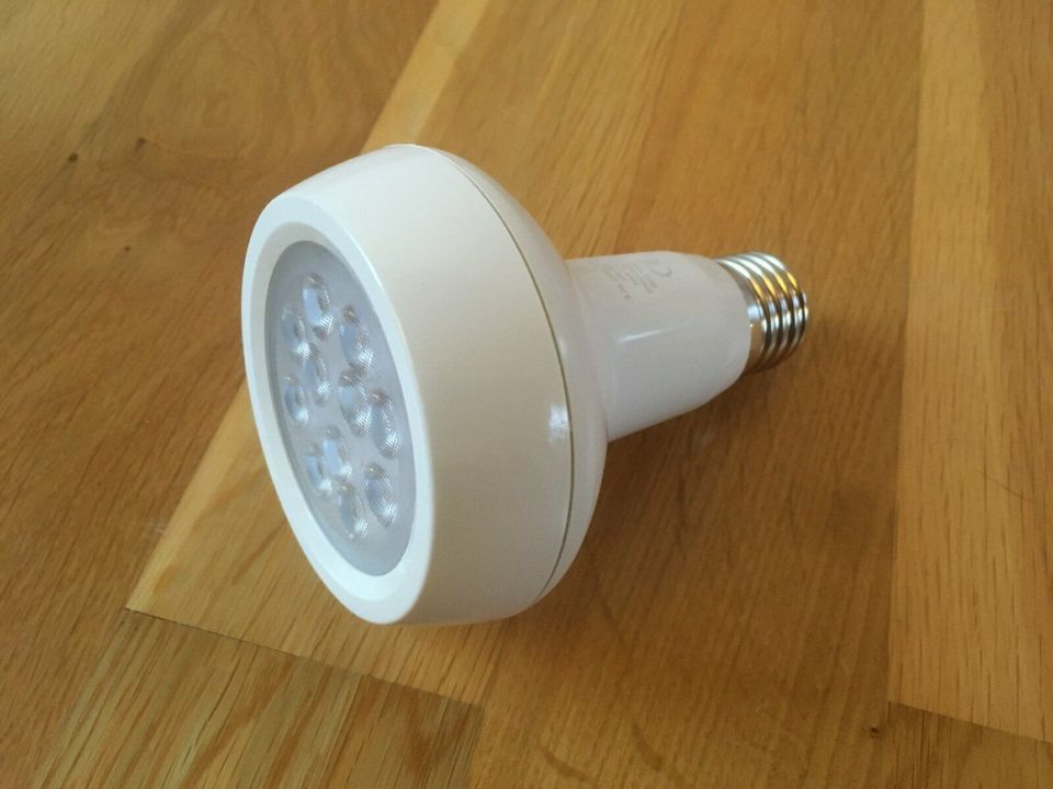 3 Stück Philips LED Lampe ersetzt 60 W, E27, warmweiß (2700K) NEU in Dresden