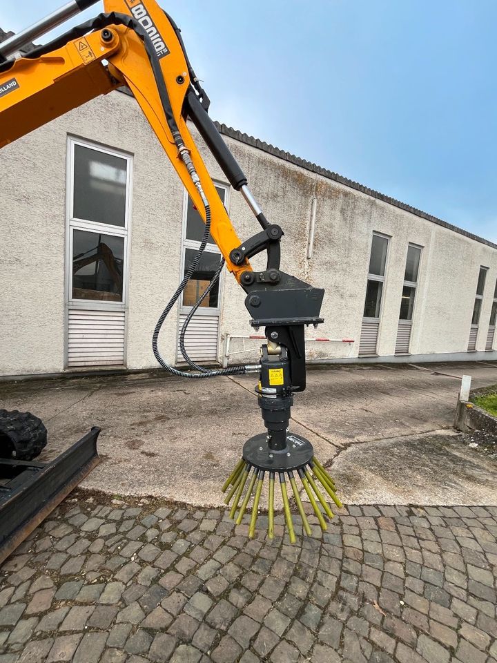 Mieten Minibagger mit Erdbohrer/ Unkrautbürste MS 03 2,8 Tonnen Bagger JCB 8026 Mieten Baumaschinen Vermietung Leihen in Meisenheim