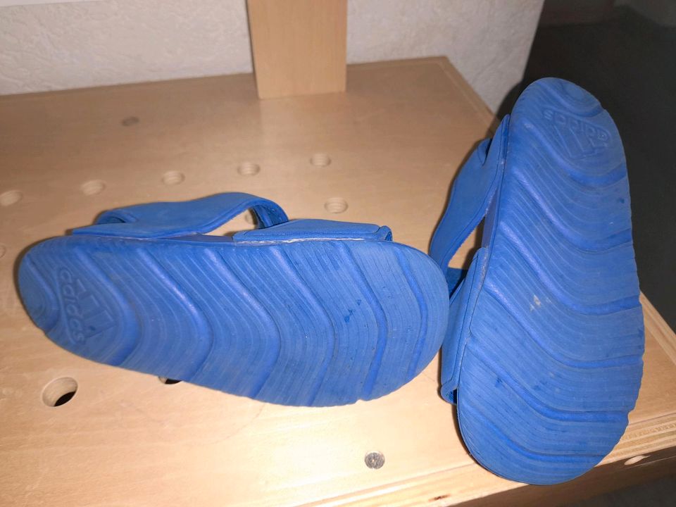 Adidas Badesandalen Gr. 27  Badeschuhe blau in Murg