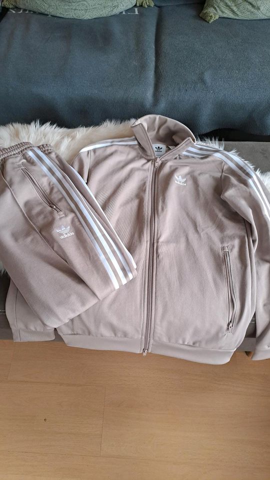 Adidas Trainingsanzug xs/s 36 beige tricolor classic in Mettmann