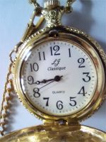 Goldene L J Classique Taschenuhr mit Kette Quartz NEU Schleswig-Holstein - Schleswig Vorschau