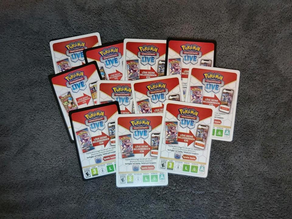 26 Pokemon Karten + 11 Codes fürs Sammelkartenspiel in Kamenz