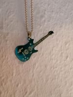 Kette mit Gitarrenanhänger metallic blau Brandenburg - Bernau Vorschau