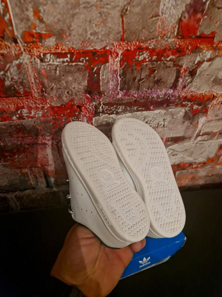 Adidas Stan Smith 1 gr. 24 weiss NAGELNNEU mit Karton in Nürnberg (Mittelfr)