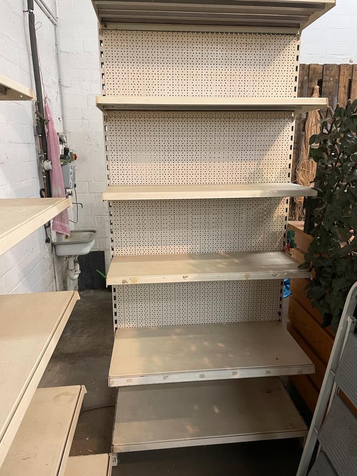 Regale von Tegometall Eden Vendox in Lagerqualität mit Kratzer in Berlin