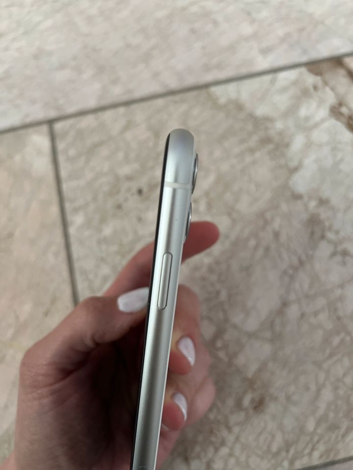 iPhone 11 Silber 128 GB in Moosburg a.d. Isar