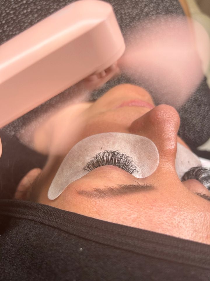 Wimpernverlängerung, Microneedling und Plasmapenbehandlung in Rühen