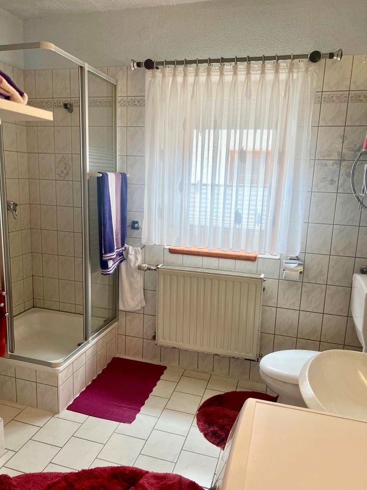 großzügiges Wohnhaus mit Carport, Garage und Garten sucht neue Bewohner