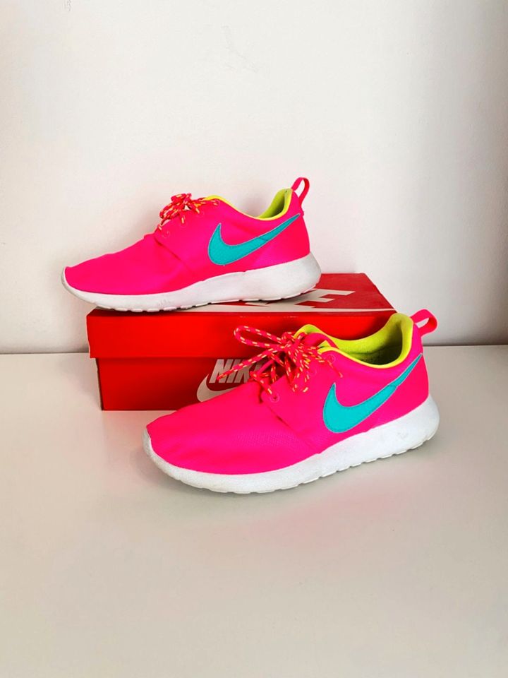 Nike Roshe Run one Sneaker Schuhe pink neon blau geldb weiß 38,5 in  Nordfriesland - Niebüll | eBay Kleinanzeigen ist jetzt Kleinanzeigen