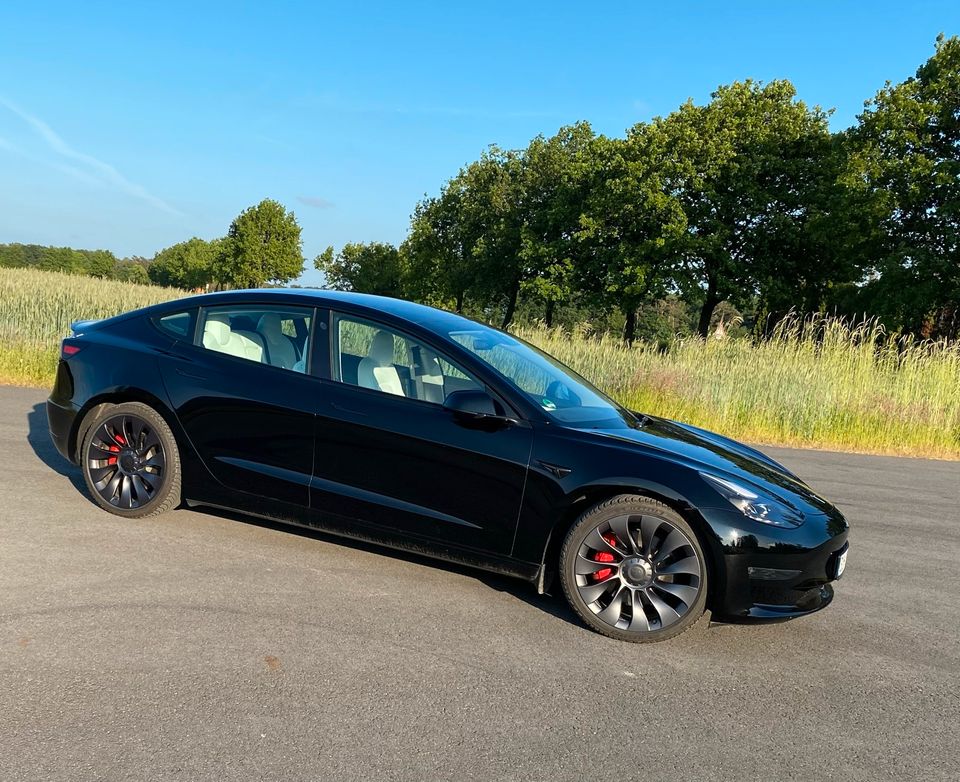 Tesla Model 3 Performance Allwetterreifen in Borken