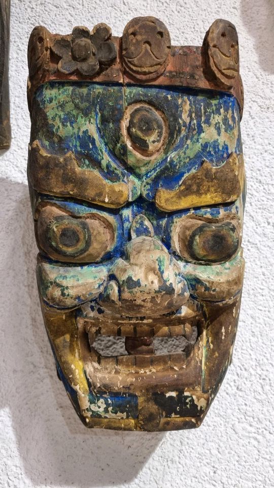 Diverse Masken aus Holz Tibet Totenmasken Afrika in Karben