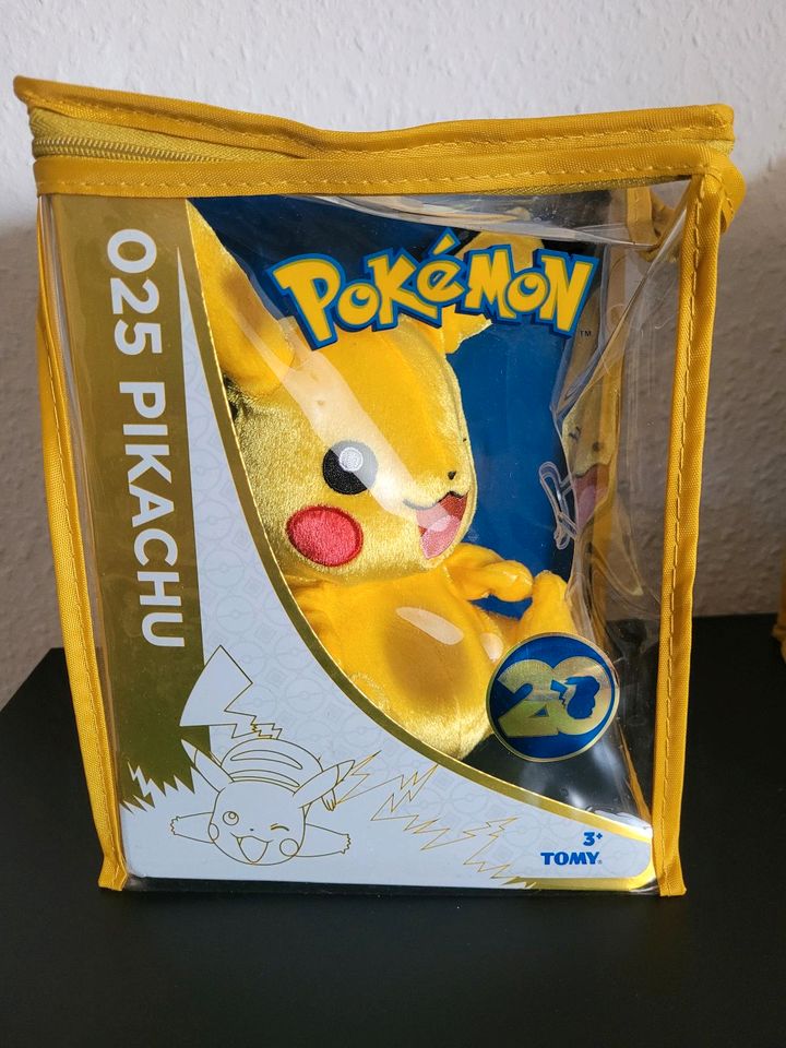Pikachu Plüsch Jubiläum Pokemon Merchandise in Lüneburg