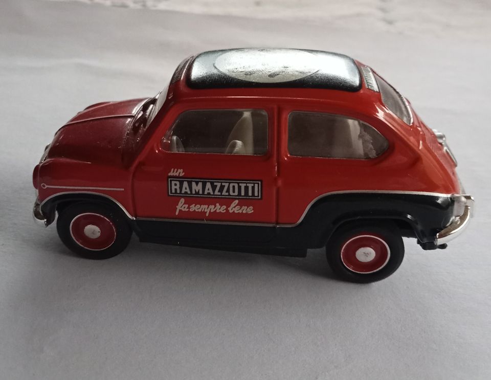 Modelauto Fiat 600 von 1960 Ramazzotti edition Metall/Kunststoff in Laubach