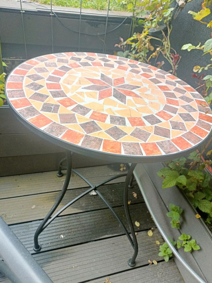 Mosaik Tischplatte mit kleinem Sprung in Seukendorf