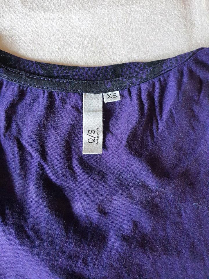 S.Oliver T-Shirt XS 34 dunkellila violett schwarz Blume gemustert in Konradsreuth