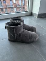 **SONDEREDITION** UGG Boots grau silber Glitzer Sternen Muster Nordrhein-Westfalen - Kleve Vorschau