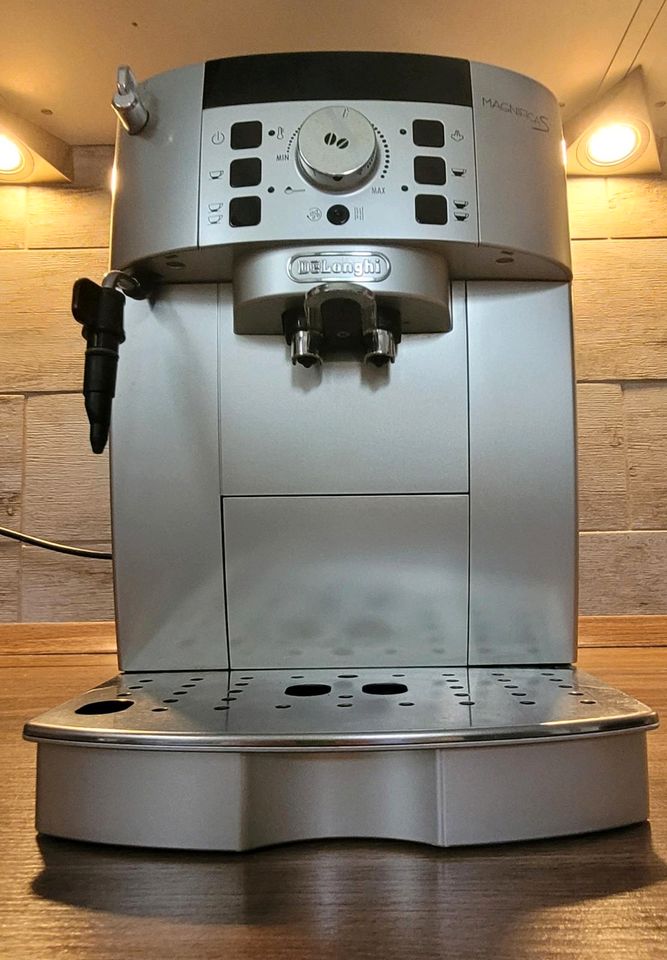 Kaffee Vollautomat von de Longhi Magnifica S in Berlin