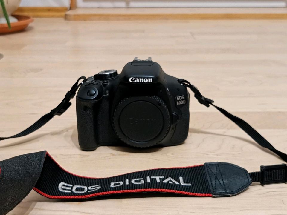 CANON EOS 600D mit 18-55mm Kit-Objektiv, 50mm F1.8 Objektiv etc. in Neufahrn