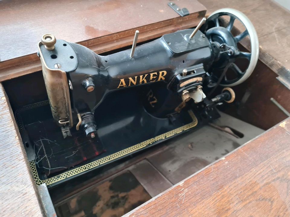 Antik Nähmaschine oder als Beistelltisch geeignet in Aachen