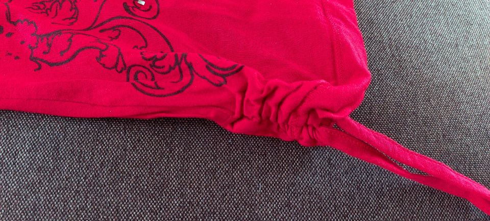 T-shirt - Rot mit Nieten & Raffung rechts unten - Gr. M/38/40 in Butzbach