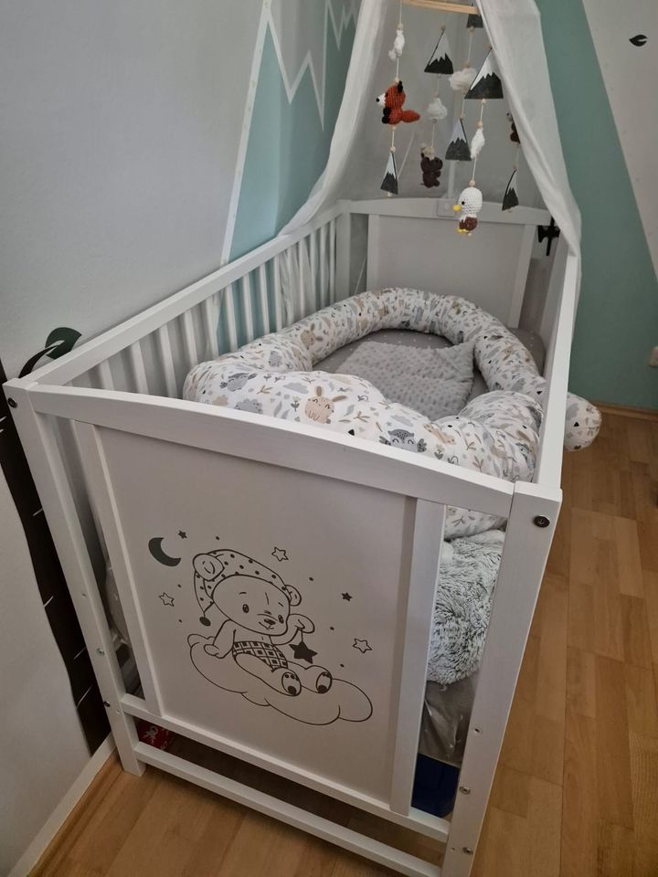 Baby-Deluxe Babybett Mia weiß Traumbär 60×120 - wie Neu in Trostberg