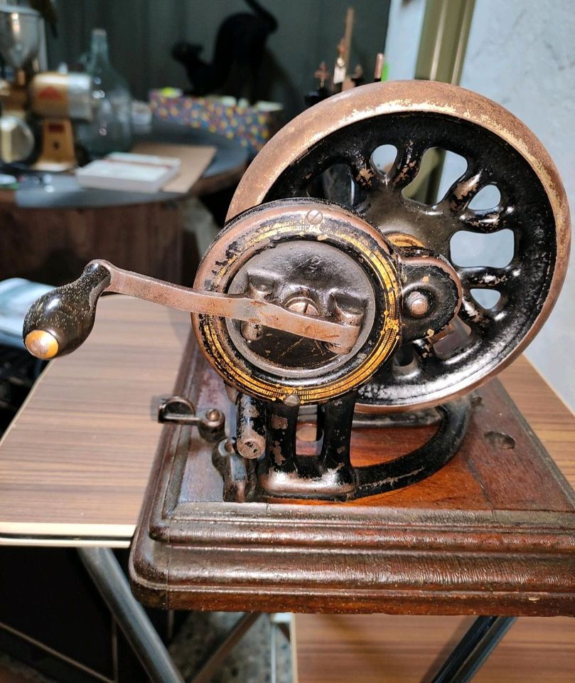 Antike Handnähmaschine in Töging am Inn