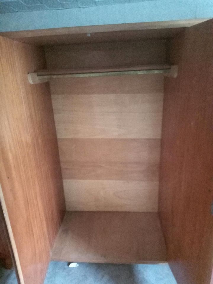 Alter Holzkleiderschrank in Eilsleben