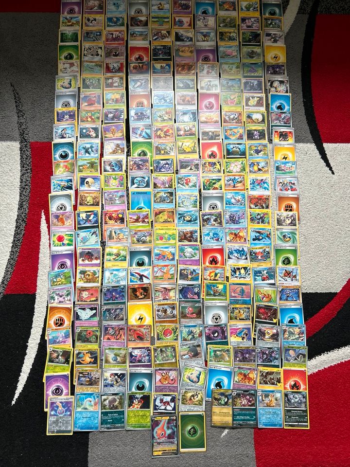 232 Pokemon Karten mit 51 Glitzerkarten in Hamburg