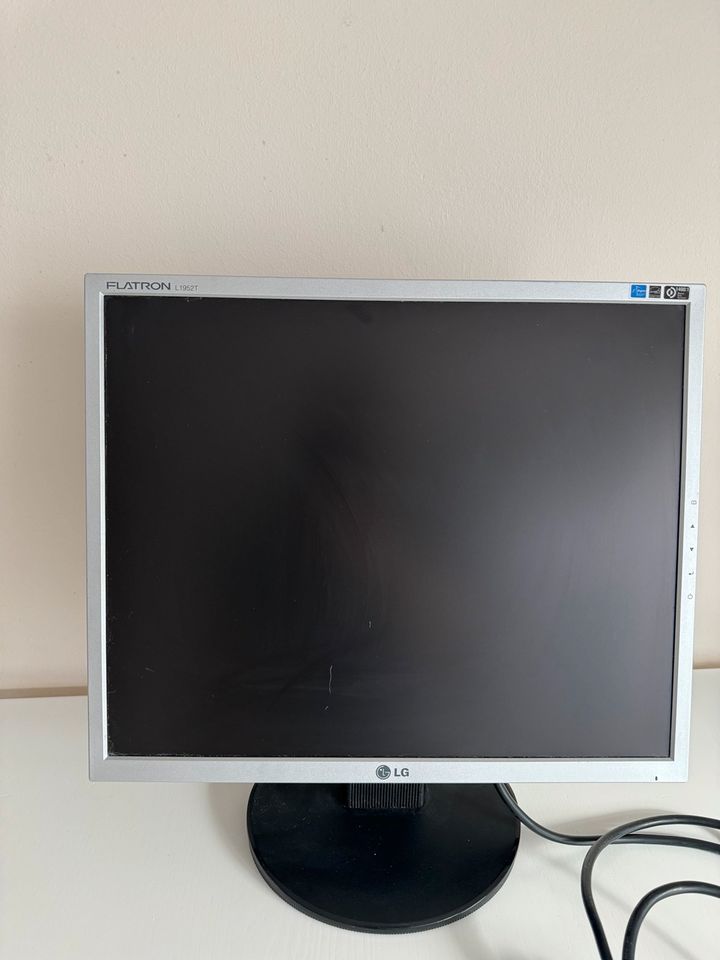 LG Monitor 15 Zoll L1952T Flatron Computer in Köln