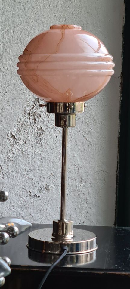 Art Deco Lampenschirm rose`Tischlampe vernickelt in Solingen