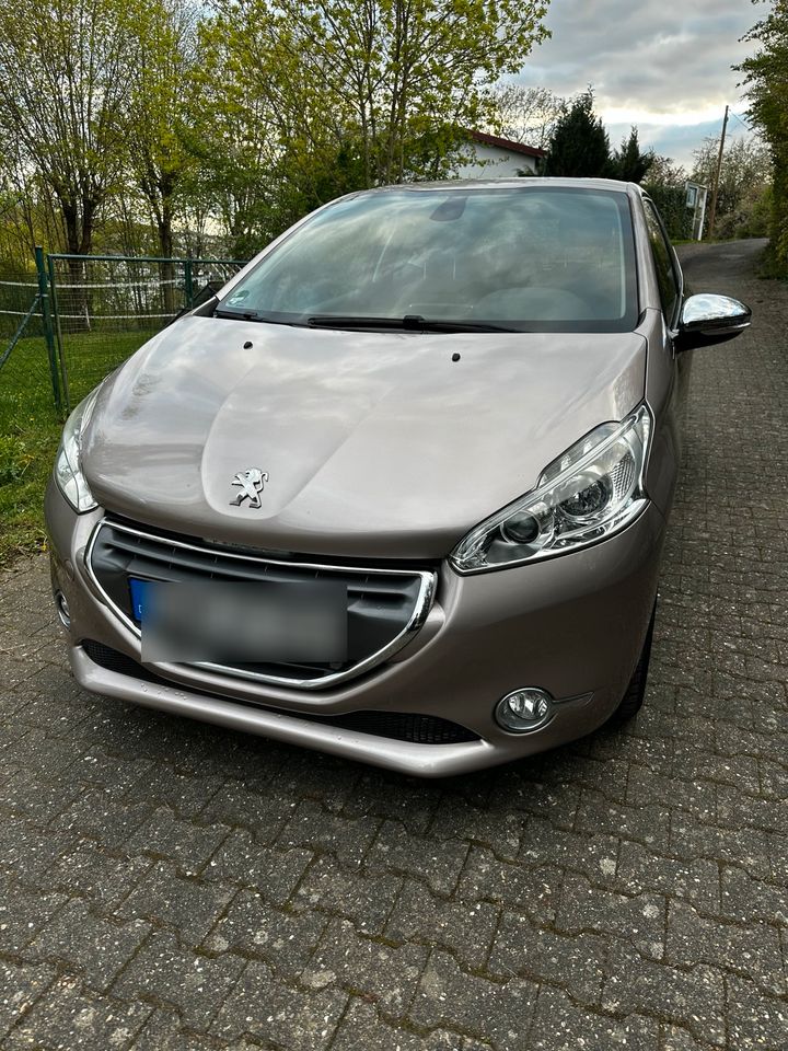 Peugeot 208 Top Zustand. Neue TÜV. in Taunusstein
