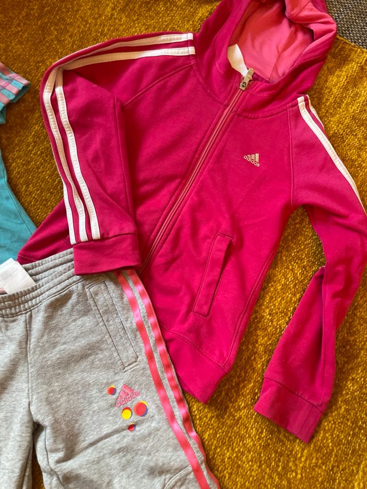 128 Set Adidas Jacke Jogginghose Hose Tshirt original Sport in Grevesmuehlen