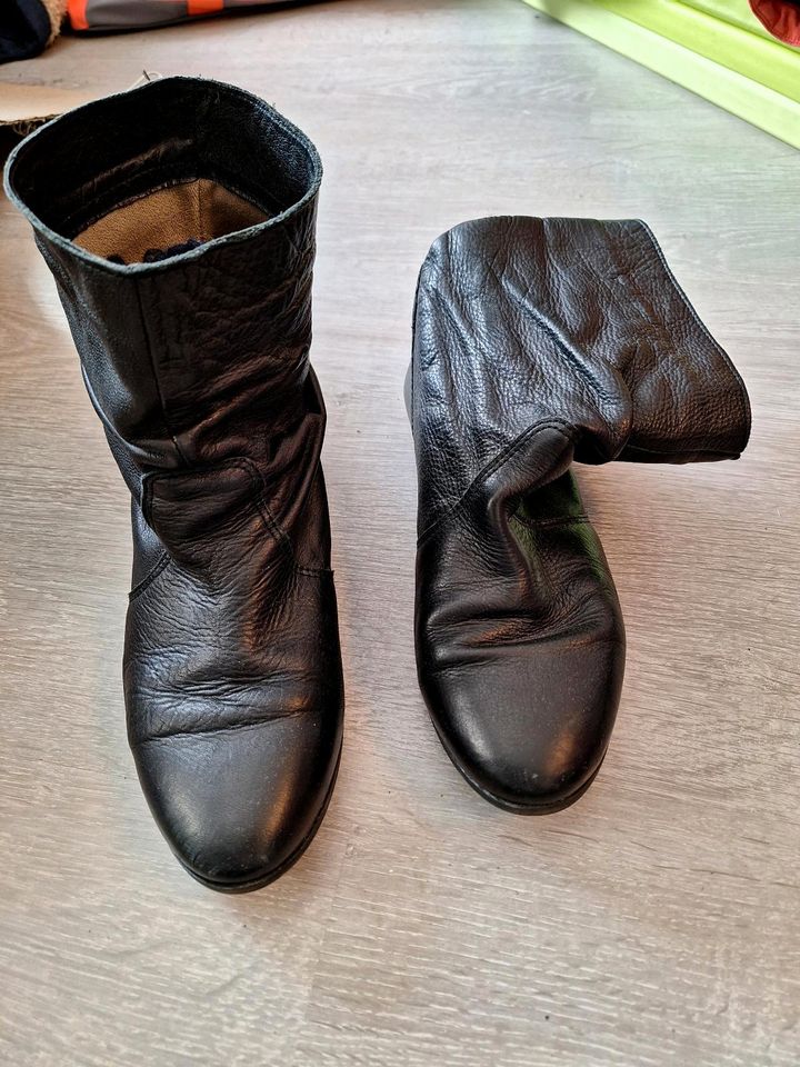 Schwarze Schlupf Stiefelette Gr. 38/39 in Handewitt