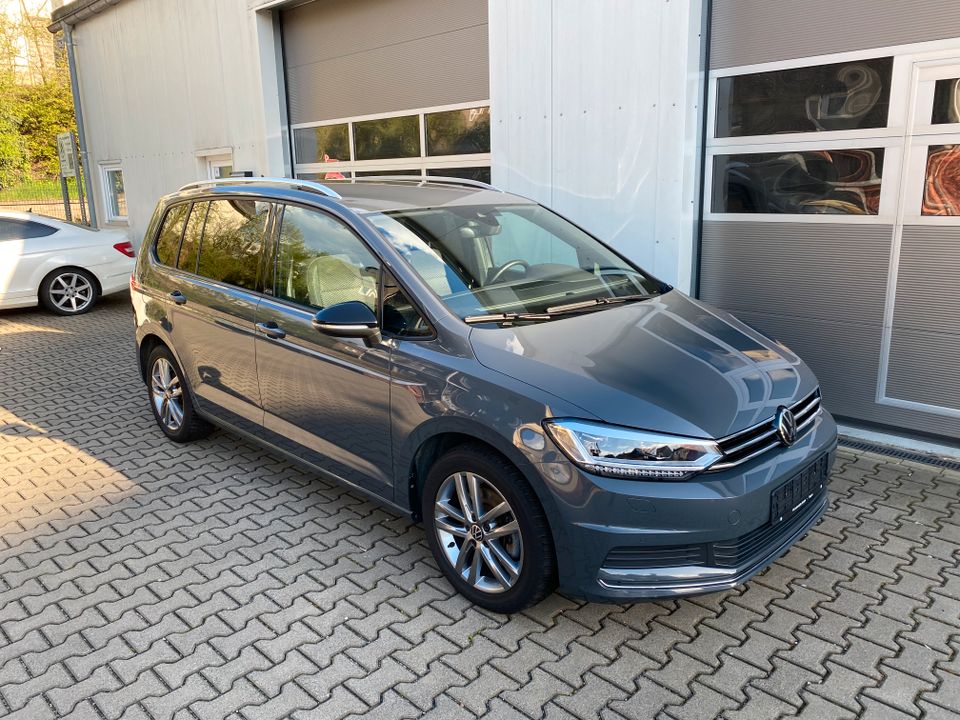 VW Touran Active 2,0 TDI ACC Digital Tacho Navi in Siegen